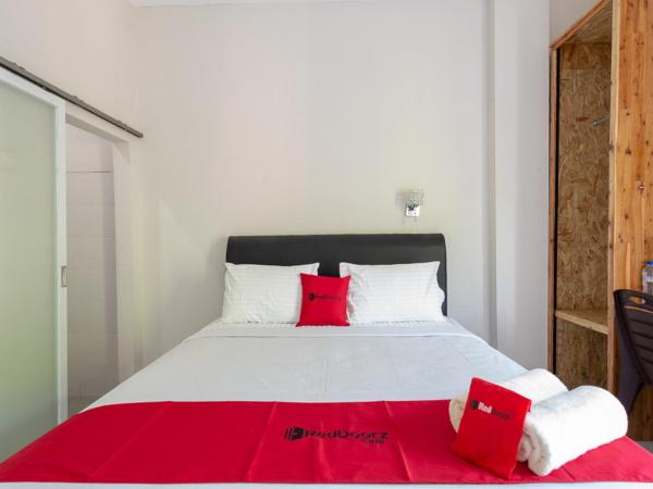 RedDoorz Plus Syariah @ Raya Nginden 2 : photo 4 de la chambre chambre double