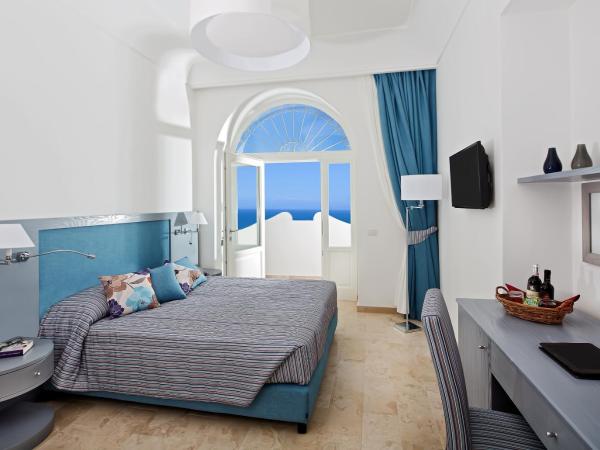 Capri Wine Hotel : photo 5 de la chambre chambre double ou lits jumeaux - vue partielle sur mer