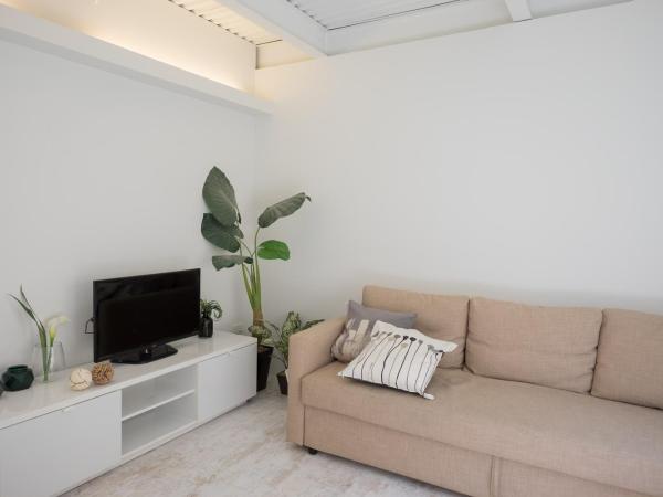 Hippo Hostel and Cafe Bar : photo 8 de la chambre chambre double avec lit d'appoint