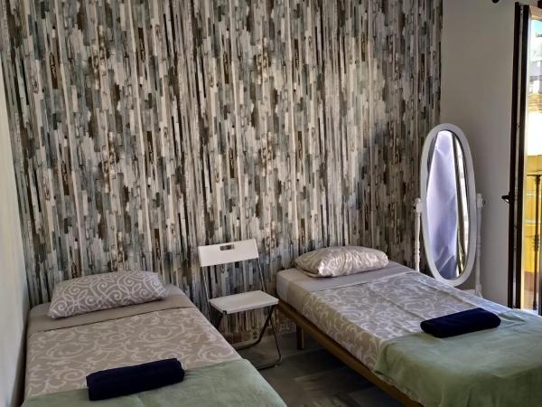 Málaga Centro Hostel : photo 1 de la chambre chambre double ou lits jumeaux avec salle de bains commune