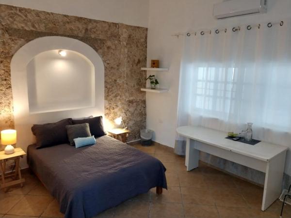 Carlota Guest House : photo 2 de la chambre chambre double avec salle de bains privative extérieure