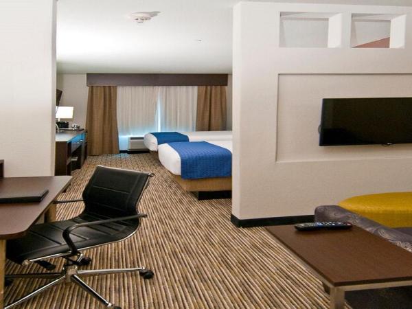 Holiday Inn Austin Airport, an IHG Hotel : photo 2 de la chambre queen suite with two queen beds and additional living area