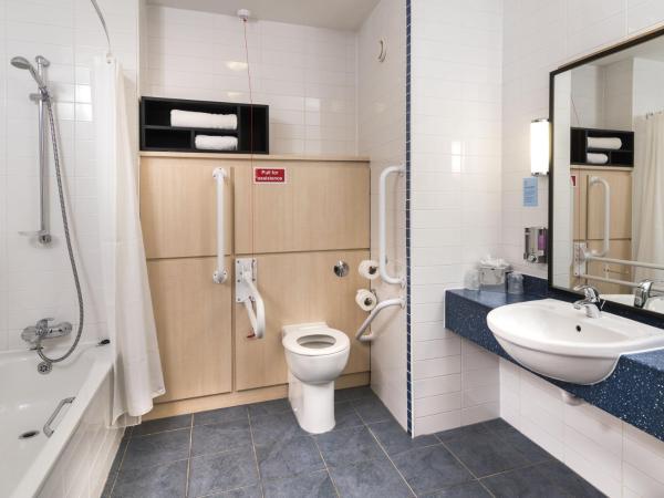 Holiday Inn Express Birmingham Star City, an IHG Hotel : photo 2 de la chambre chambre double – adaptée aux personnes à mobilité réduite - douche accessible en fauteuil roulant 