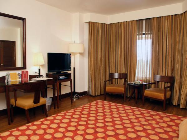 The Retreat Hotel & Convention Centre : photo 1 de la chambre chambre lit queen-size - vue sur piscine