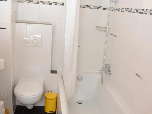 Guesthouse Casa Esperanza Basel : photo 2 de la chambre chambre double avec salle de bains commune