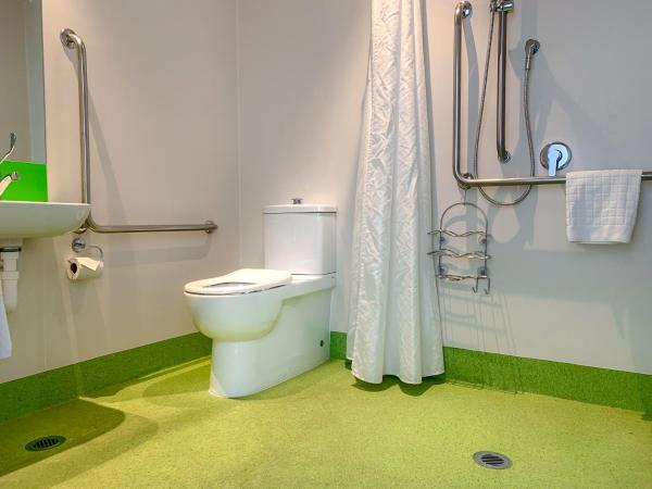 LyLo Christchurch : photo 8 de la chambre chambre lit queen-size avec salle de bains privative - accessible aux personnes à mobilité réduite