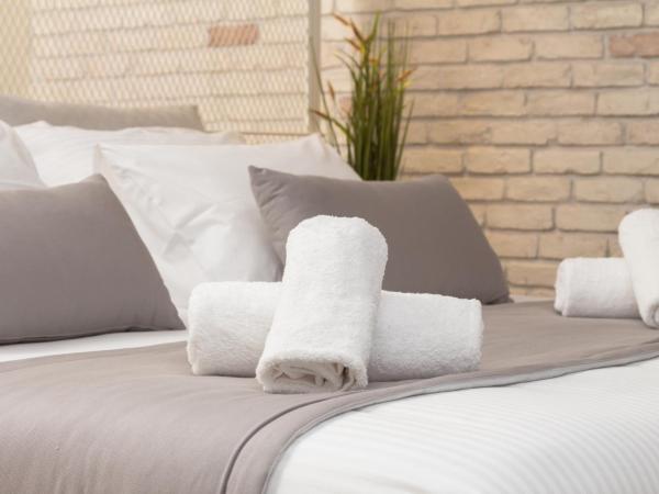 SUITES@SYNGROU-FIX : photo 6 de la chambre suite lit king-size avec baignoire spa