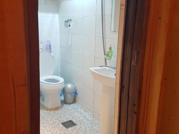 Gongsimga Hanok Guesthouse : photo 9 de la chambre chambre quadruple avec salle de bains privative
