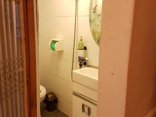 Gongsimga Hanok Guesthouse : photo 6 de la chambre chambre triple avec salle de bains privative