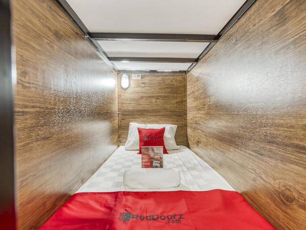 RedDoorz Hostel @ Feliz Noche Cengkareng : photo 1 de la chambre lits superposés dans dortoir masculin 