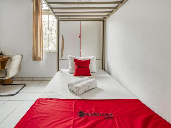 RedDoorz Hostel @ Feliz Noche Cengkareng : photo 2 de la chambre lit simple dans dortoir mixte
