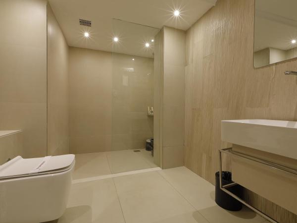 Artilla Inn : photo 5 de la chambre chambre lit king-size avec balcon