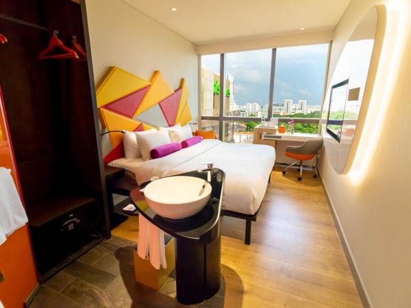 Ibis Styles Singapore On Macpherson : photo 8 de la chambre chambre standard lit queen-size avec vue sur la piscine