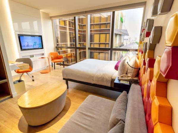 Ibis Styles Singapore On Macpherson : photo 4 de la chambre chambre familiale avec lit queen-size et canapé-lit