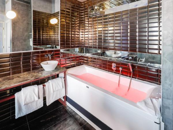 Apostrophe Hôtel : photo 2 de la chambre chambre double balneo avec baignoire de chromothérapie
