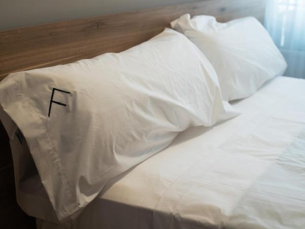 Franca City Hostel : photo 5 de la chambre chambre double avec salle de bains commune