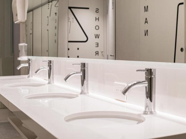 Franca City Hostel : photo 8 de la chambre chambre double avec salle de bains commune