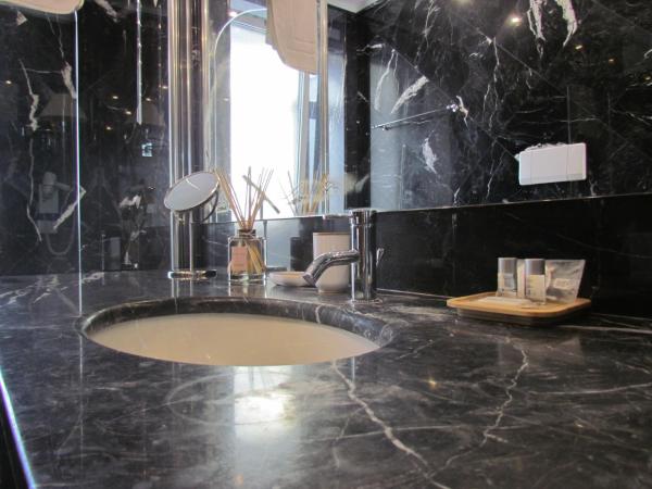 Room 56 - Le Dimore : photo 6 de la chambre suite lit king-size avec baignoire spa