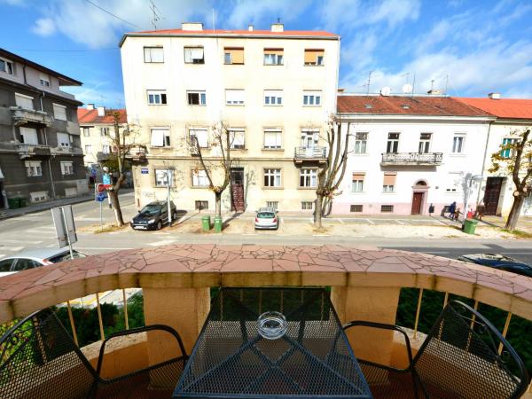 Guesthouse Sermageova : photo 7 de la chambre chambre double ou lits jumeaux avec salle de bains externe