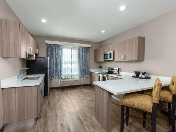 La Quinta by Wyndham Houston Channelview : photo 2 de la chambre suite 2 pièces avec lit king-size - non-fumeurs