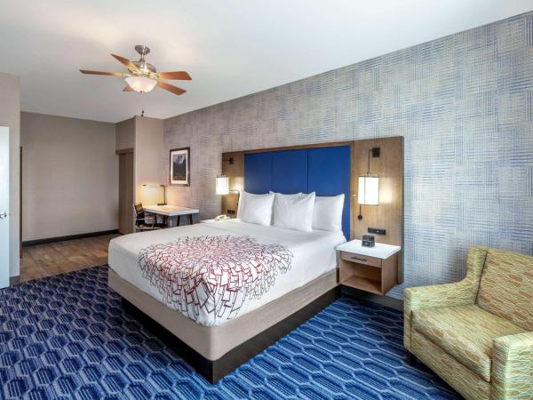 La Quinta by Wyndham Houston Channelview : photo 1 de la chambre suite 2 pièces avec lit king-size - non-fumeurs