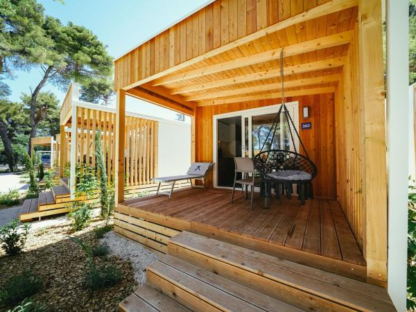 Falkensteiner Premium Mobile Homes and Camping Zadar : photo 5 de la chambre mobile home 1 chambre confort avec terrasse