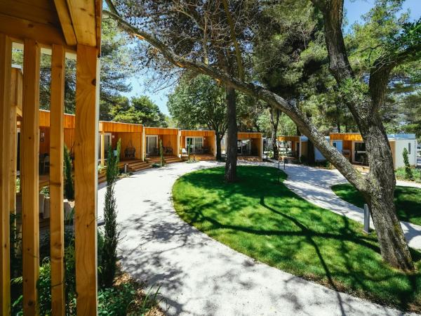 Falkensteiner Premium Mobile Homes and Camping Zadar : photo 6 de la chambre mobile home 1 chambre confort avec terrasse