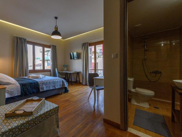 Central Rooms : photo 2 de la chambre chambre double ou lits jumeaux deluxe avec balcon