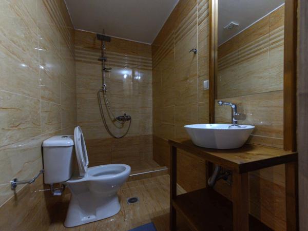 Central Rooms : photo 4 de la chambre chambre double ou lits jumeaux deluxe avec balcon