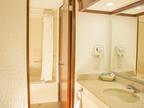 All Ritmo Cancun Resort & Water Park : photo 1 de la chambre hébergement avec bain à remous - vue sur océan