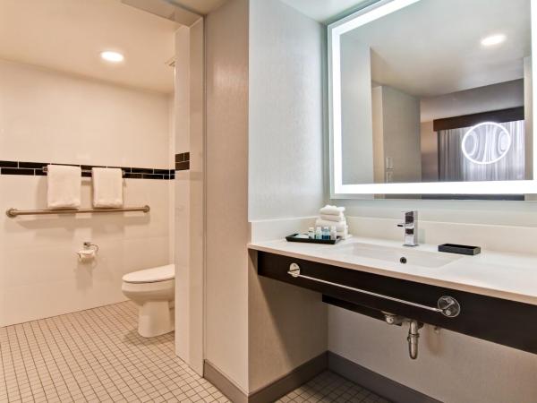 The Park Hotel London : photo 3 de la chambre suite lifestyle avec lit king-size et canapé-lit