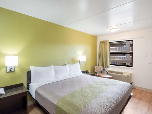 Studio 6 Colorado Springs, Colorado - Air Force Academy : photo 4 de la chambre chambre lit king-size deluxe - non-fumeurs 