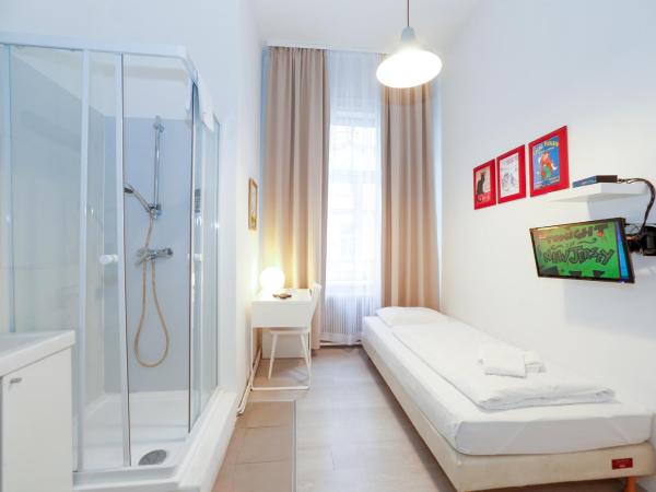 Very Central, 5 min to city center, Self Check In : photo 1 de la chambre chambre simple avec douche