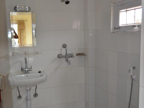 Hotel Global Inn : photo 5 de la chambre chambre familiale avec salle de bains privative