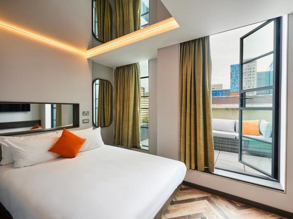 New Road Hotel : photo 1 de la chambre chambre double de luxe avec terrasse et bain à remous