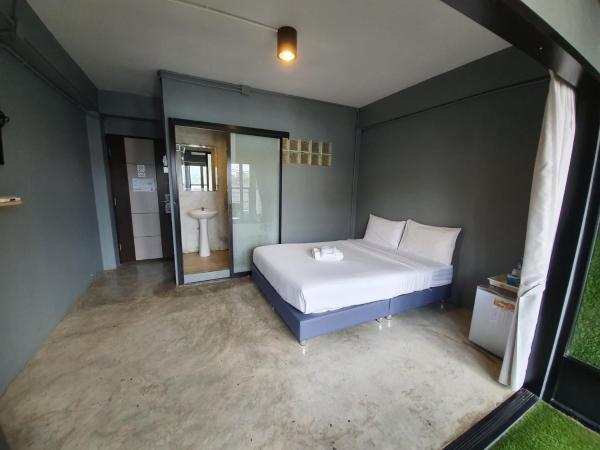 Sleep Airport Chiang Mai : photo 7 de la chambre chambre lit queen-size avec balcon