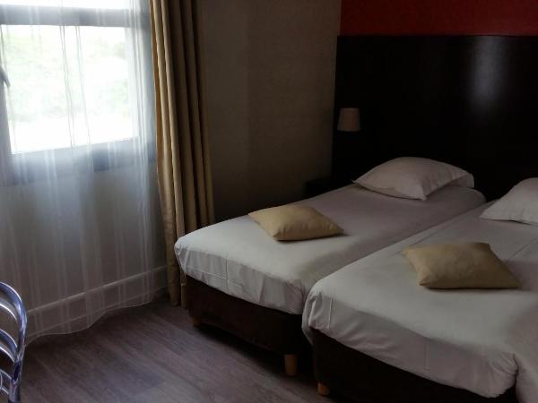 Hotel Canal Aigues Mortes : photo 1 de la chambre chambre familiale