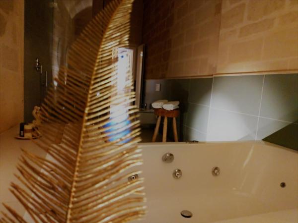 Endea Suite Rooms & Lounge SPA : photo 3 de la chambre chambre double avec baignoire spa