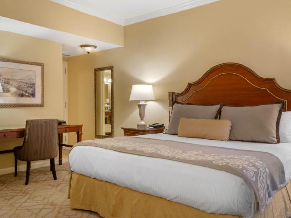 Omni Royal Orleans Hotel : photo 5 de la chambre chambre lit king-size premier avec jacuzzi 
