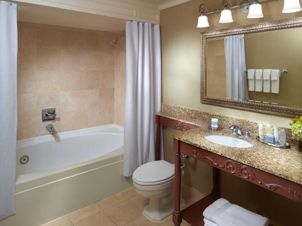 Omni Royal Orleans Hotel : photo 6 de la chambre chambre lit king-size premier avec jacuzzi 
