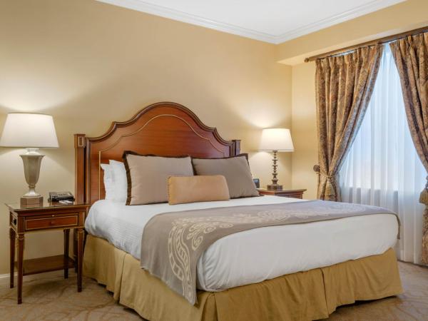 Omni Royal Orleans Hotel : photo 1 de la chambre chambre lit king-size premier avec jacuzzi 
