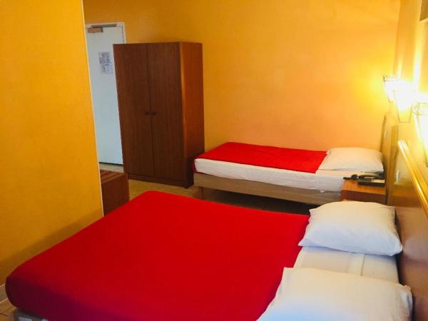 Paris Hôtel Le Mediterraneen : photo 10 de la chambre chambre triple