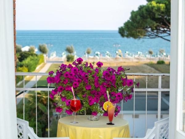 Hotel Palm Beach : photo 2 de la chambre chambre double ou lits jumeaux supérieure avec terrasse - vue sur mer