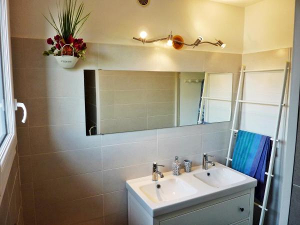 Les Gardénias : photo 1 de la chambre chambre double avec toilettes communes