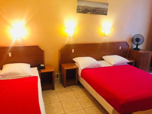 Paris Hôtel Le Mediterraneen : photo 9 de la chambre chambre triple