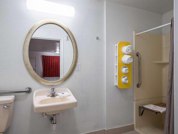 Motel 6-Columbus, OH - OSU : photo 1 de la chambre chambre lit king-size avec douche à l'italienne - accessible aux personnes à mobilité réduite - non-fumeurs