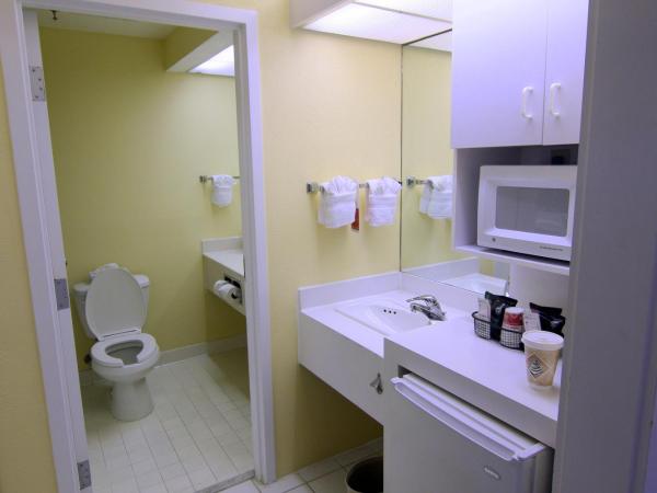 Ramada by Wyndham Kissimmee Gateway - Free Theme Park Shuttle : photo 4 de la chambre suite lit king-size deluxe avec canapé-lit - tour