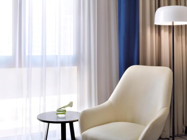 Mövenpick Hotel & Apartments Bur Dubai : photo 6 de la chambre executive king room - complimentary lounge access, evening cocktails, chocolate hour, transfer to kite beach and dubai mall / burj khalifa