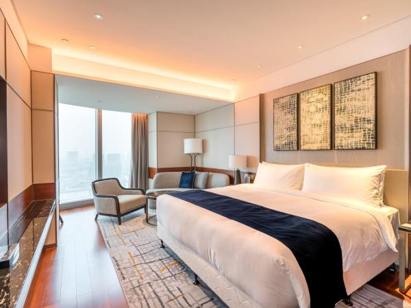 InterContinental Guangzhou Exhibition Center, an IHG Hotel - Free shuttle between hotel and Exhibition Center during Canton Fair & Exhibitor registration Counter : photo 3 de la chambre suite junior lit king-size - vue sur rivière des perles