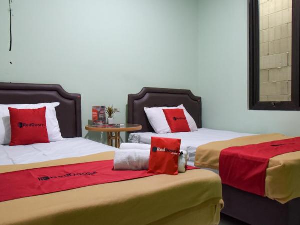 RedDoorz Syariah near DBL Arena 2 : photo 1 de la chambre chambre lits jumeaux